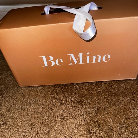 Beautiful white satin heel with rhinestone embellishment - Picture 8 of 8